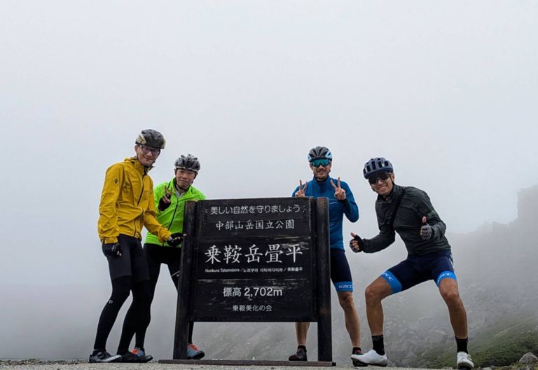 oliveさん式自撮りで集合写真。　背景真っ白...