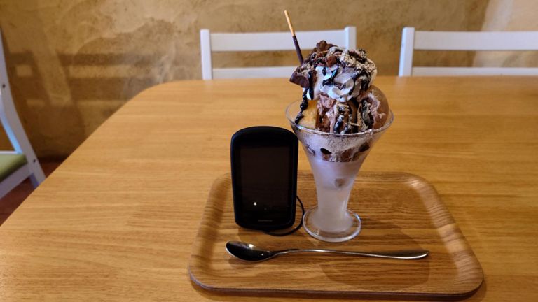 で、結局”限定”の文字に負けてブラックサンダーパフェ(レギュラーサイズ)を注文♪ 
チョコアイスにチョコのフレーク、チョコソースにポッキー、ブラックサンダーと、ホイップ・スポンジ・ビスケット以外はチョコだらけ～