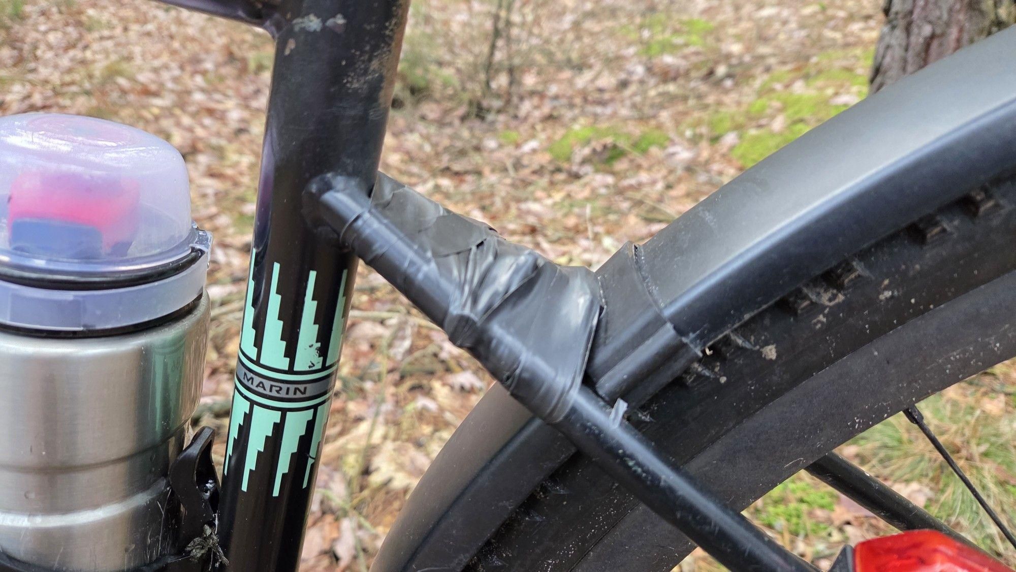 Coś mi błotnik się luzował. Jak dobrze, że mała rolka taśmy izolacyjnej to stały element mojego zestawu naprawczego, fachowo naprawione 😁