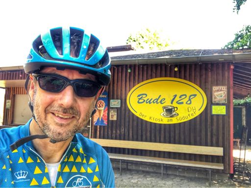 Das Peter sein Schild nicht säubert verstehe ich nicht. Schon lange ist das Schild beschmiert und statt der 128 steht dort 428. Mich würde das stören. 🤔