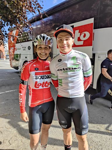 De snoeper poseert met een hele mooie dame