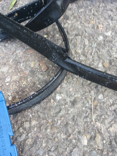 Binnenband geploft, buitenband over 5cm gescheurd.