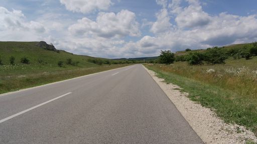 Nagyon szép út, szép környezetben.   Ma kellemetlen szembeszélben, de hát akkor majd hazafelé jó lesz, gondoltam.