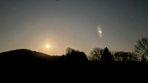Am östlichen Himmel überm Große Berg ist der abnehmende Mond zu sehen und leistet den Sternen Gesellschaft. 🌝✨