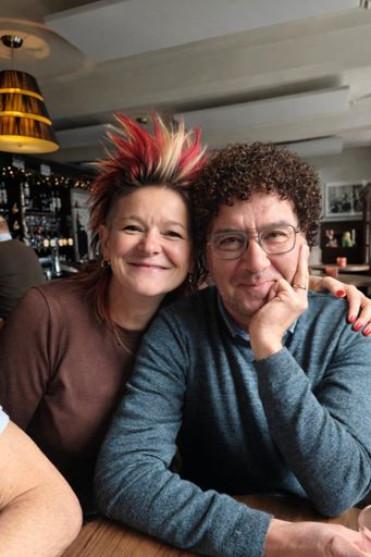 Zo zou willem eruitzien met krullen (volgens GPT) op den apres