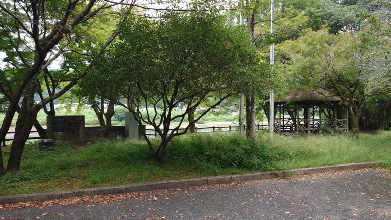 不老公園、人がいなければココでもよいか? BBQ禁止の看板はあったけど...