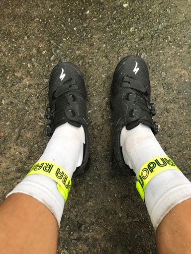 시작부터 끝까지 발이 젖어 영 찝찝
족쇄같은 발목 반사띠 ㅎ