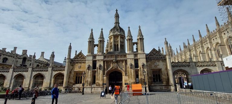 King's College.  Google Maps' aerial view: https://www.google.com/maps/place/52°12'16.5%22N+0°07'03.9%22E/@52.2041503,0.1190479,127a,35y,264.14h,45t/data=!3m1!1e3!4m4!3m3!8m2!3d52.2045809!4d0.117755?entry=ttu