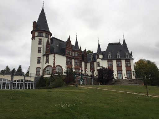 1898 wurde das Schloss Klink für 378.000 Mark gebaut. Was haben die scheiß Zentralbankiers nur aus unserem Geld gemacht? Bald hat es den Wert des Papiers. Ich hoffe, ihr habt schon alle Gold.