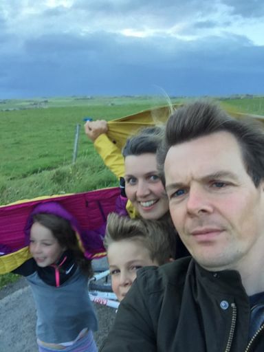 Just to give an idea of the wind ... note the hairdryer effect!!