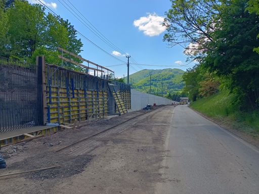 Opěrná zeď nové cyklostezky směrem na Trojanovice vypadá, jako kdyby ji stavělo Ředitelství opevňovacích prací 😂