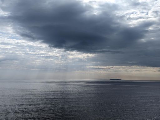 Clouds over Hatsushima (view from around Atami)