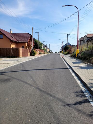 na krásném černém asfaltu