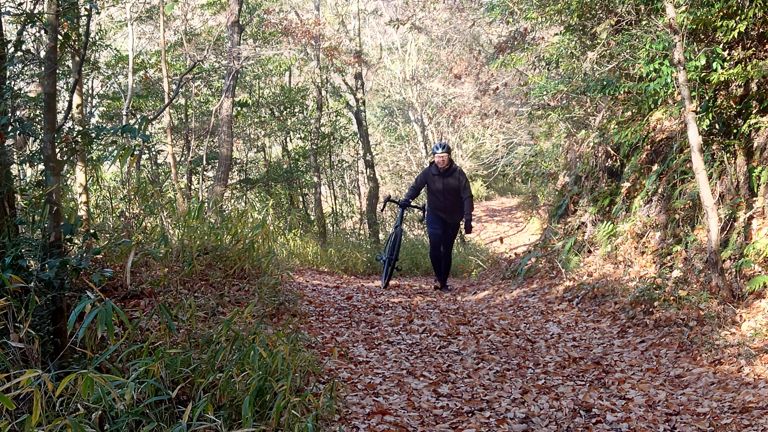 押してきましたが、それで正解です。33mm幅のタイヤ、走ってっちゃいそうな方が身近に居ますが、ダメそうだなと思ったら無理せず押せば良いです。