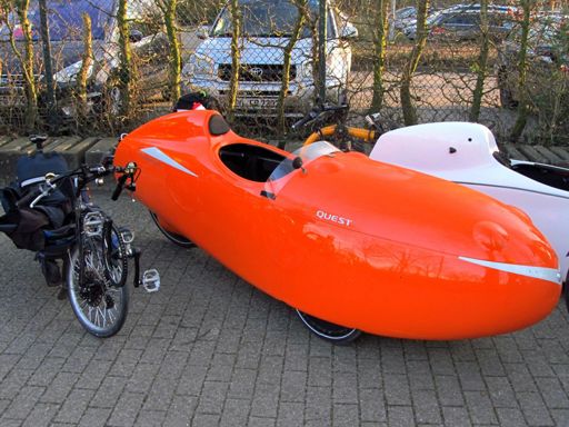 Quest mit Fuß- und Kniebeulen