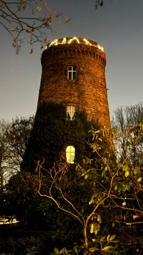 Von einer Lichterkette verziert und von den Straßenlampen angestrahlt präsentiert sich der Wasserturm oberhalb des Obersees an diesem späten Freitagabend um zwei Minuten vor Halb Elf.