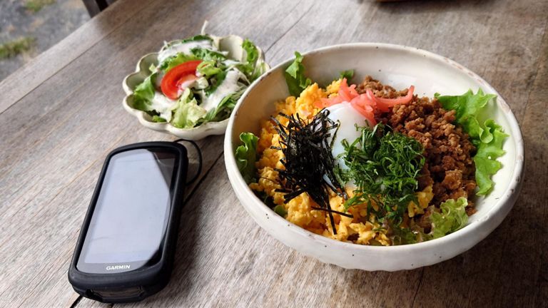 Montanaでランチ、鶏そぼろ丼を注文♪ 
ご飯の上には鶏そぼろに炒り玉子、温玉。 何気に紅しょうががいい仕事してた。