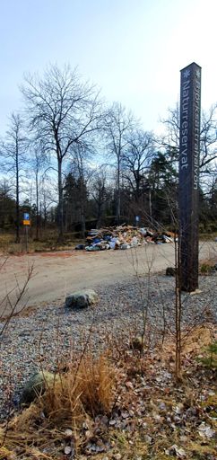 På skylten står det "tippning förbjudet". Men skylten kanske står lite för långt bort...