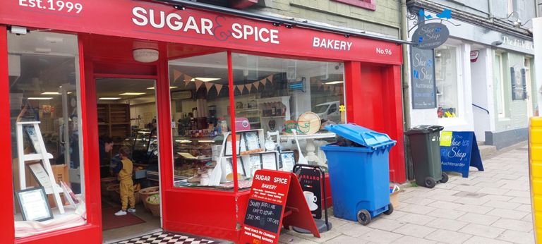 Award winning Sugar and Spice. I vouch for the strawberry and cream tart - I went back to acknowledge this wondrous creation, and spelt and honey cob and mince pie slice, which I had this evening - equally superb.  Regular queuers were locals and tradesmen refurbishing Gleneagles.  Round Britain WhatsApp messaging: Ralph: "I can personally vouch for the strawberry and cream tart". Lorraine: "And I can vouch for the nicely flavoured Scotch Pie!"