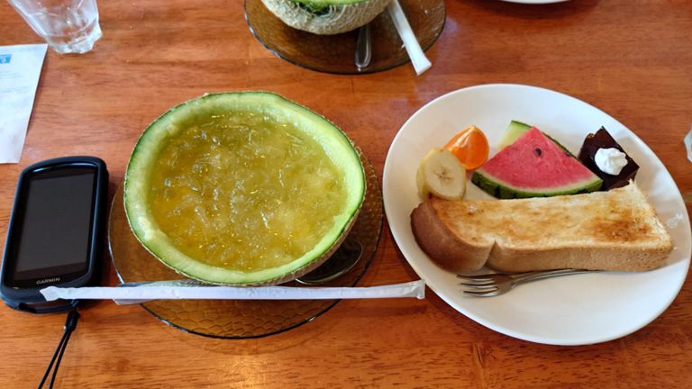 念願のメロンジュースと、昼だけどモーニングセット♪　
メロンジュースがと～っても甘くて美味しかった😋