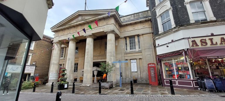 1764 former Gravesend Town Hall.   The large door-less entrance leads to a passage leading to the Borough Market, chartered to be held in 1268. https://en.wikipedia.org/wiki/Gravesend_Town_Hall  &  about Gravesend including the market: https://en.wikipedia.org/wiki/Gravesend