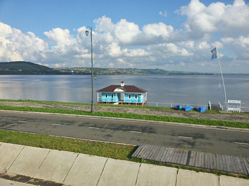 Приехали в село Свияжск. Он же остров-град Свияжск, построенный при Ване IV Грозном. В кадре дебаркадер, на другой стороне реки Свияга село Введенская Слобода, левее кусочек Петропавловской Слободы. Кстати, в 2015-ом и 2016-ом там проходил Введенский марафон.  Горочки марафона со стороны выглядят мощнее. В 2008-ом открылась дорога между сушей и островом, до этого остров был действительно островом. До дома ещё 140 км.