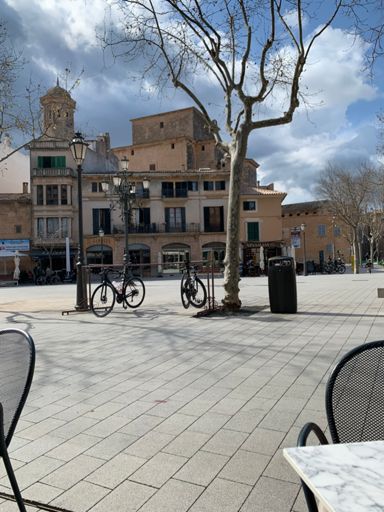 Im Café in Llucmajor mit dem Schützling das Abziehen der dunklen Wolken beobachtet
