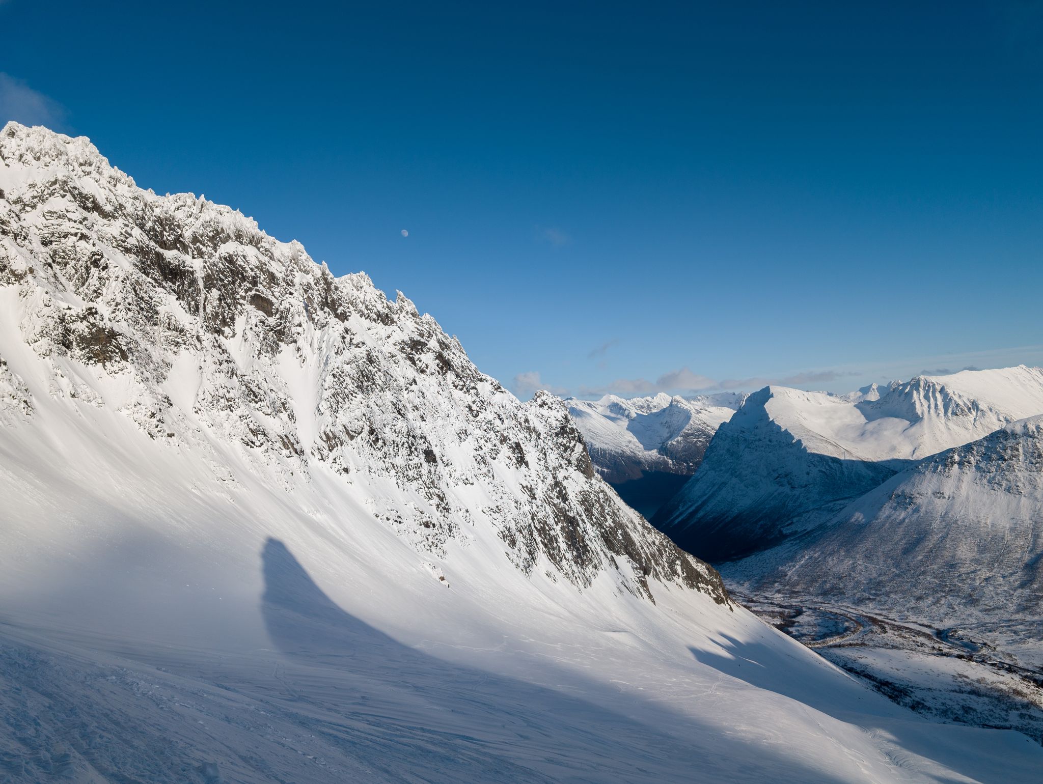 Utsikt fra snøflanken under Fingeren mot dalen og de snødekte fjellene rundt