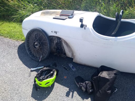 Lekke band precies op de grens met Denemarken