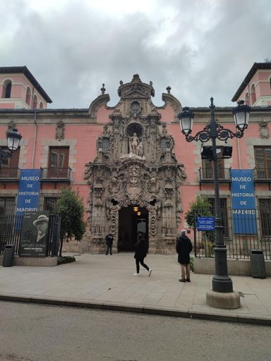 Frente al metro de Tribunal.