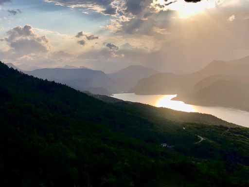 Le lac de Serre Ponçon au coucher du soleil