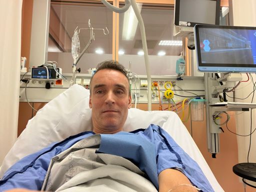 Voor de operatie. Nog nooit zo gespannen geweest voor wat komen gaat. Behoorlijk strak bekkie. 😬🙈