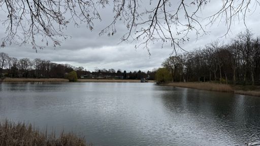 Wolken tummeln sich am Himmel über dem Orankesee an diesem Mittwochnachmittag um 13.45 Uhr. ☁️💨