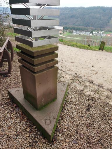 Der Grenzstein am Dreiländerblick-Punkt Deutschland, Frankreich, Luxemburg.