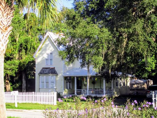 There are many beautifully restored homes in the historic Lake Lillian area of Belleview.