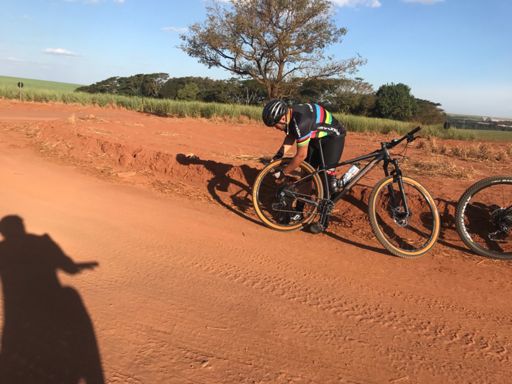 Vômito sempre com a mesma desculpa pneu baixo tá segurando quem guenta  esse homi