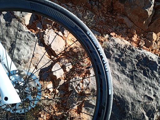 De momento mucho mejor que las anteriores cubiertas, buen agarre, casi sin derrape en sprints duros y cortos, las anteriores eran una pesadilla en eso 😅. Veremos que tal de duración 🤷‍♂️.