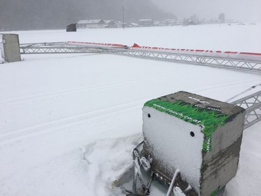 Das Start-:Zieltor ist heute umgestürzt, als stürmische Winde aufkamen