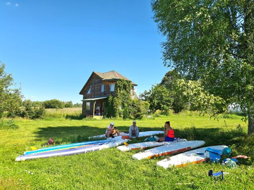 В Филимоново. Надуваем сапы и ждем, когда водители перегонят одну из машин на финиш.