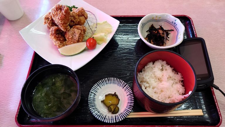 二日目のお昼ご飯。 自分はせんざんき定食を注文♪ 早い話が、ご当地の唐揚げ。