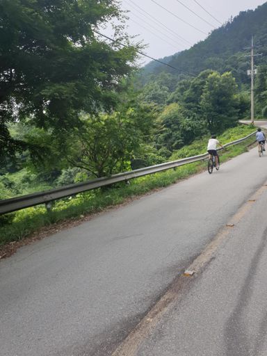 동내 아이들인데 요기를 댄싱치며 웃으며 올라가내~~학원 가는 길이란디 ㅎ