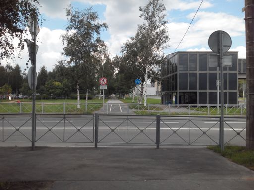 "велосипедизация". Яхтенная-Школьная-Приморское шоссе. То, что справа - переход, но не сюда