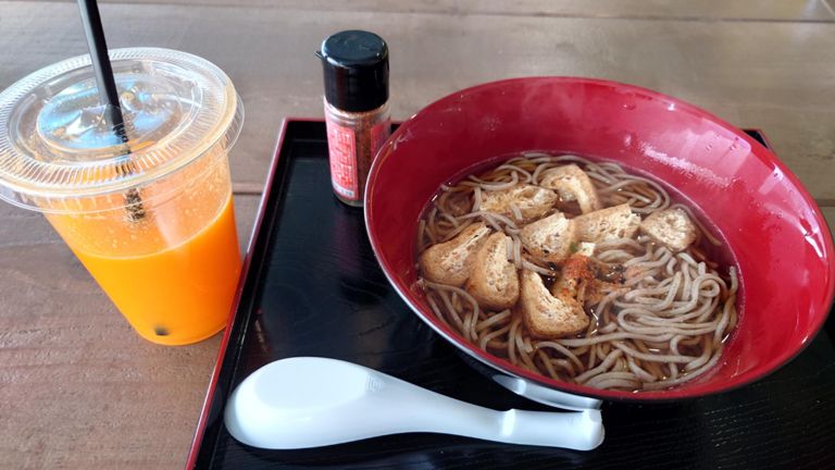 湯の華市場でお昼ごはん、自分はかけそばを注文。生搾りのみかんジュース美味し♪