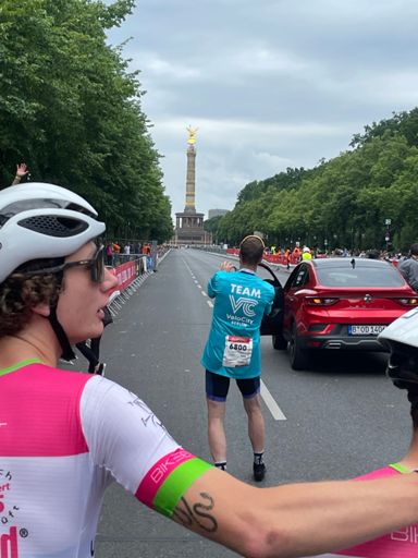 Jens Voigt taking a selfie with the field  just before he‘s off to comment stage 2 of the Tour de France on GCN 🤩