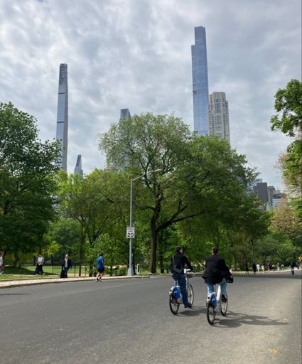 The Zwift sprint banner is at the bottom of the hill