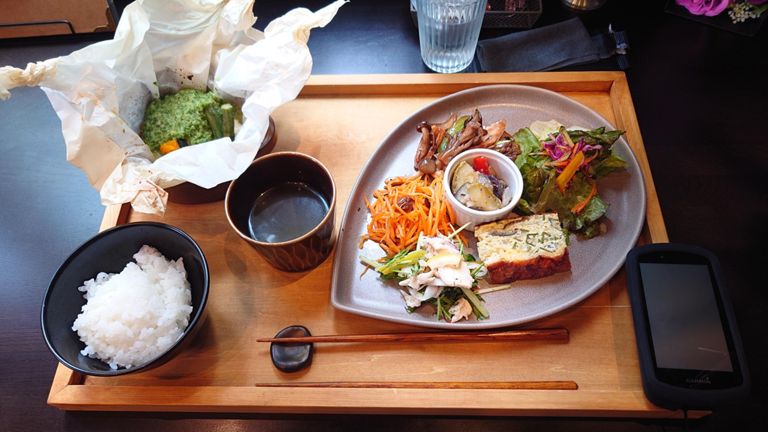 ランチメニューの彩、メイン料理+惣菜5種類を選んで注文するスタイル。自分はメインに柑橘ソースのさわらのホイル焼き、惣菜に野菜たっぷりキッシュ、ピーマンとセロリのオイスターソース炒め、夏野菜のカポナータ、人参しりしり、鶏ハムとパクチーのはつみつレモンドレッシングを選択。