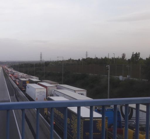 Itt tegnap is pont ugyanilyen dugó volt.