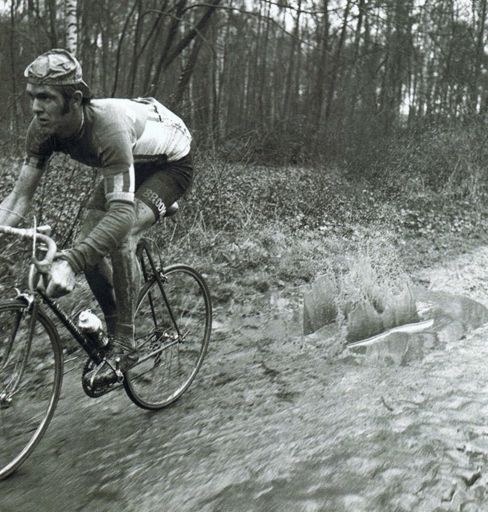 One arm warmer. Fashionable since De Vlaeminck in Paris-Roubaix 😌