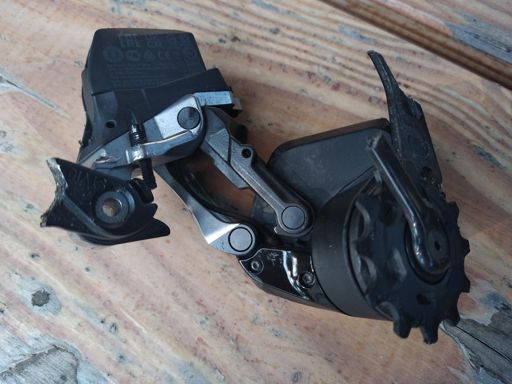 Dérailleur arrière arraché.