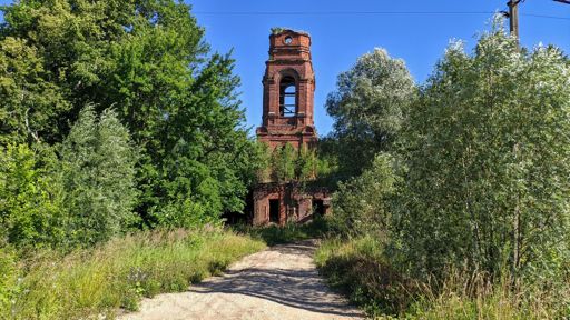 Так и стоят после смены режима, а ведь когда-то, при царе горохе тут крестили людей, звенел колокол, проходили службы.